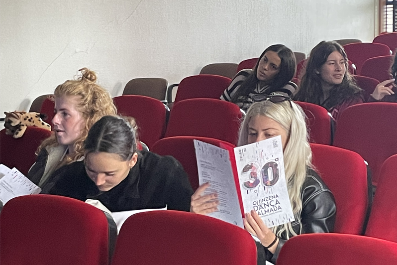 alunas sentadas no auditório
