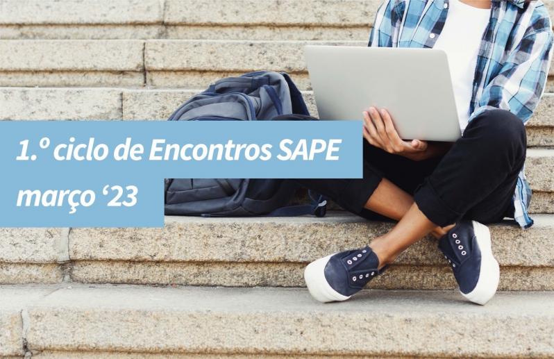 estudante sentado nos degraus