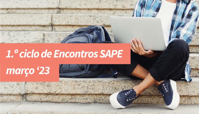 estudante sentado na escadaria