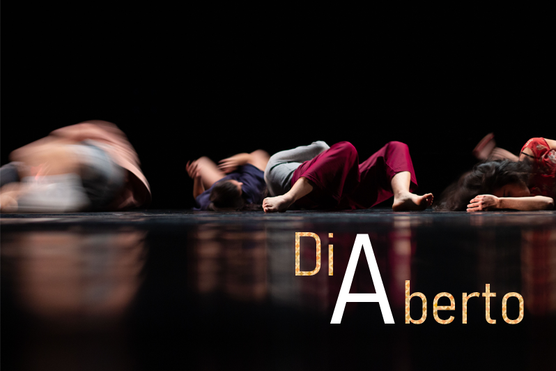bailarino deitados no palco