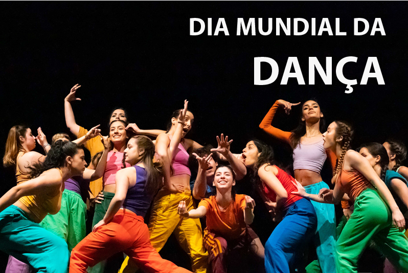 grupo de bailarinas em palco com roupas multicores