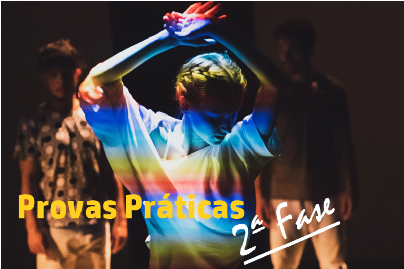 bailarina com lues de palco em arco iris