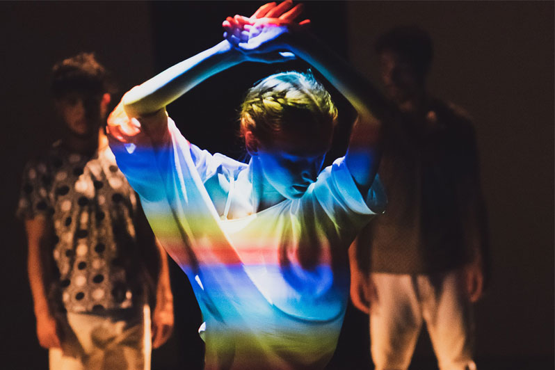 bailarina com reflexo cores arco iris no figurino