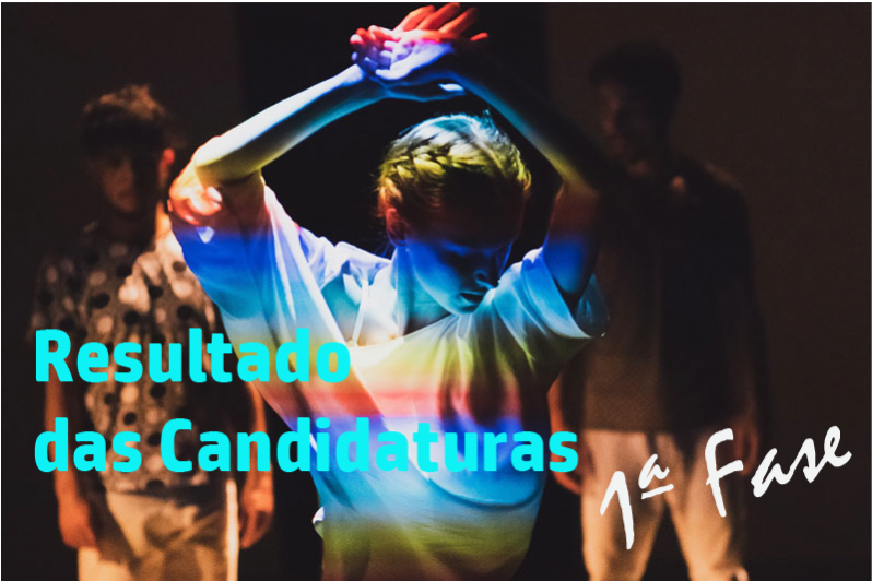 bailarina com reflexo cores arco iris no figurino