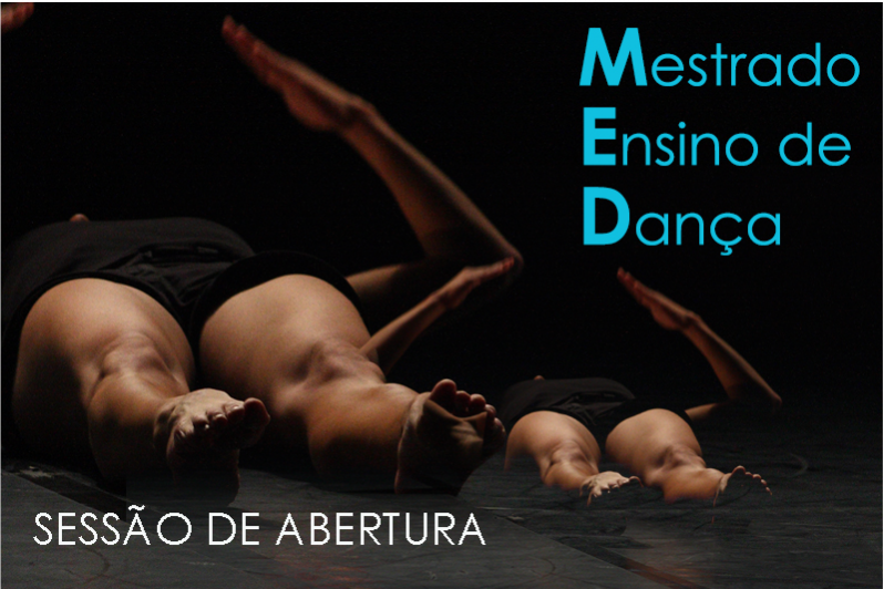 Bailarina deitada no chão com braços em cima