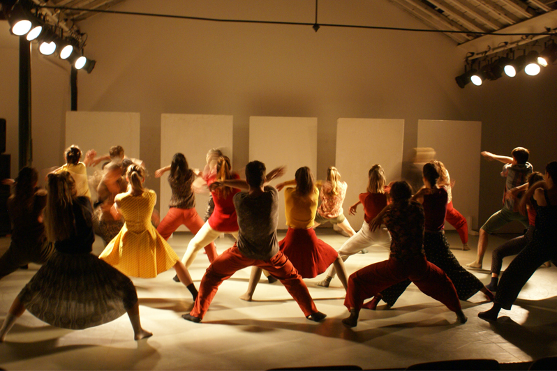 grupo de bailarinos em palco 