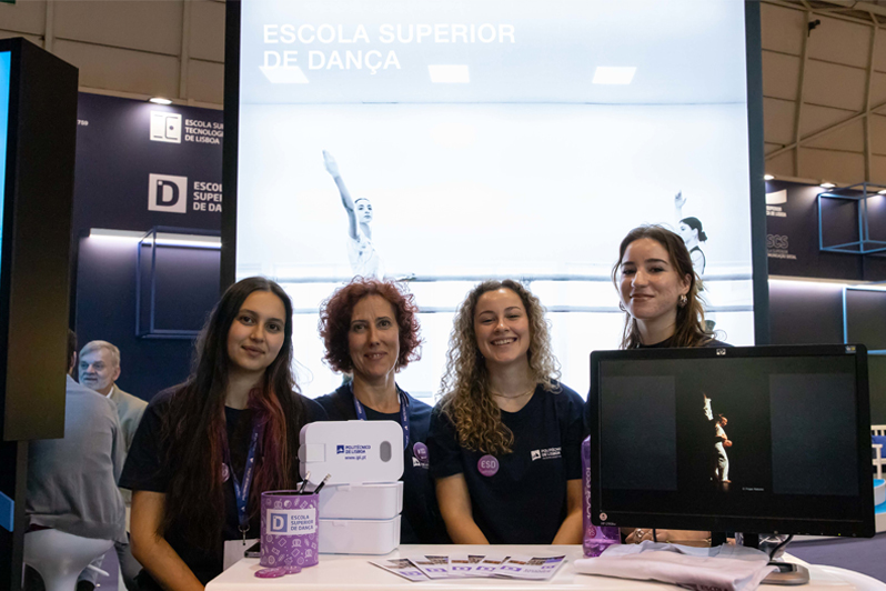alunas no stand da ESD na Futurália