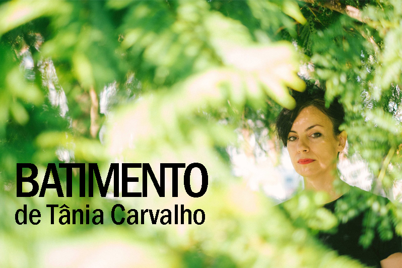 Foto de Tânia Carvalho atrás de folhagens