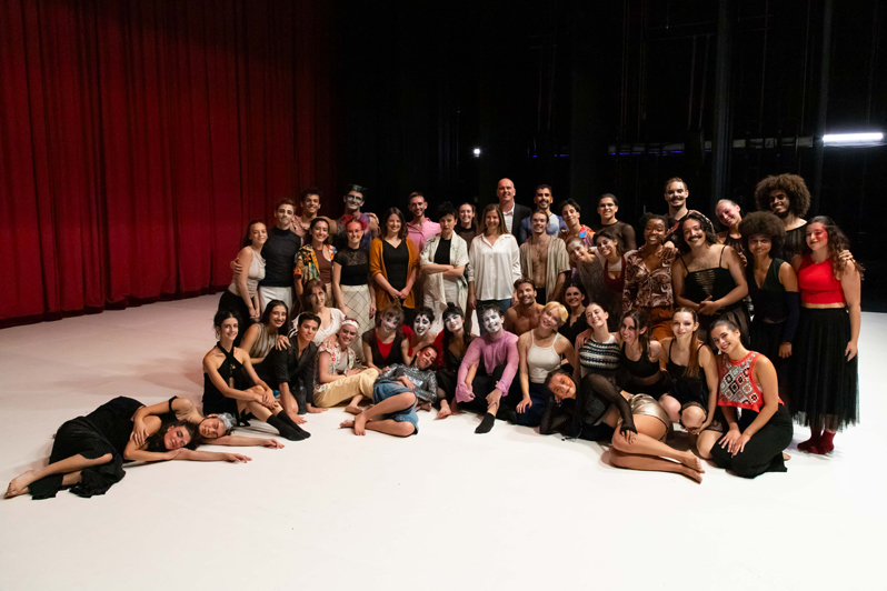 bailarinos batimento em palco no final espetaculo