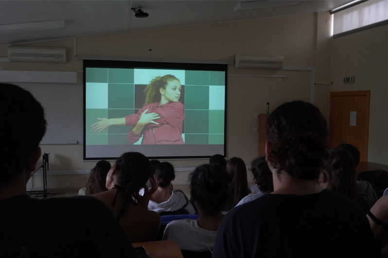 alunos a assistir a videodança