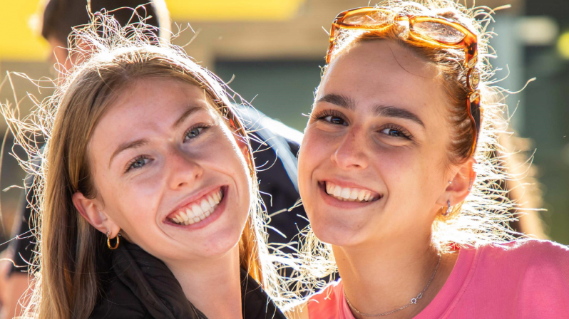 duas estudantes a sorrir
