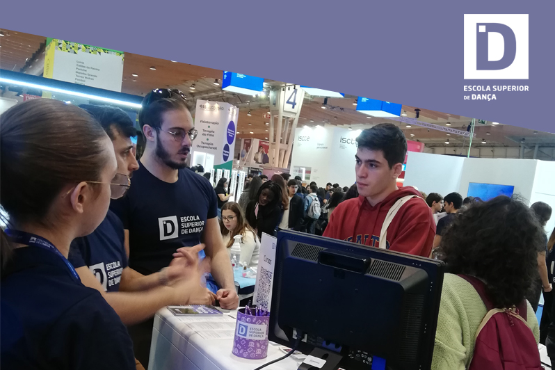 estudantes no stand da ESD