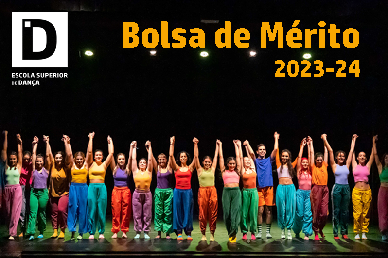 bailarinos em linha, braços em cima para agradecimento em palco