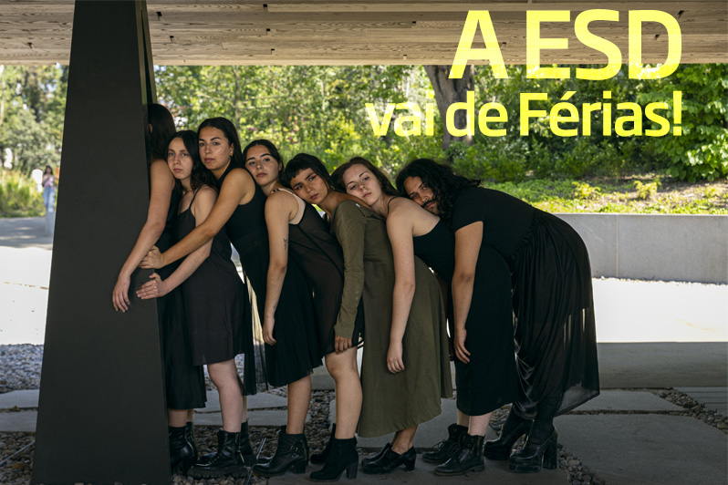 bailarinos em fila, com tronco uns sobre os outros 