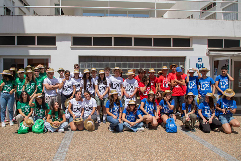 grupo de jovens estudantes academia