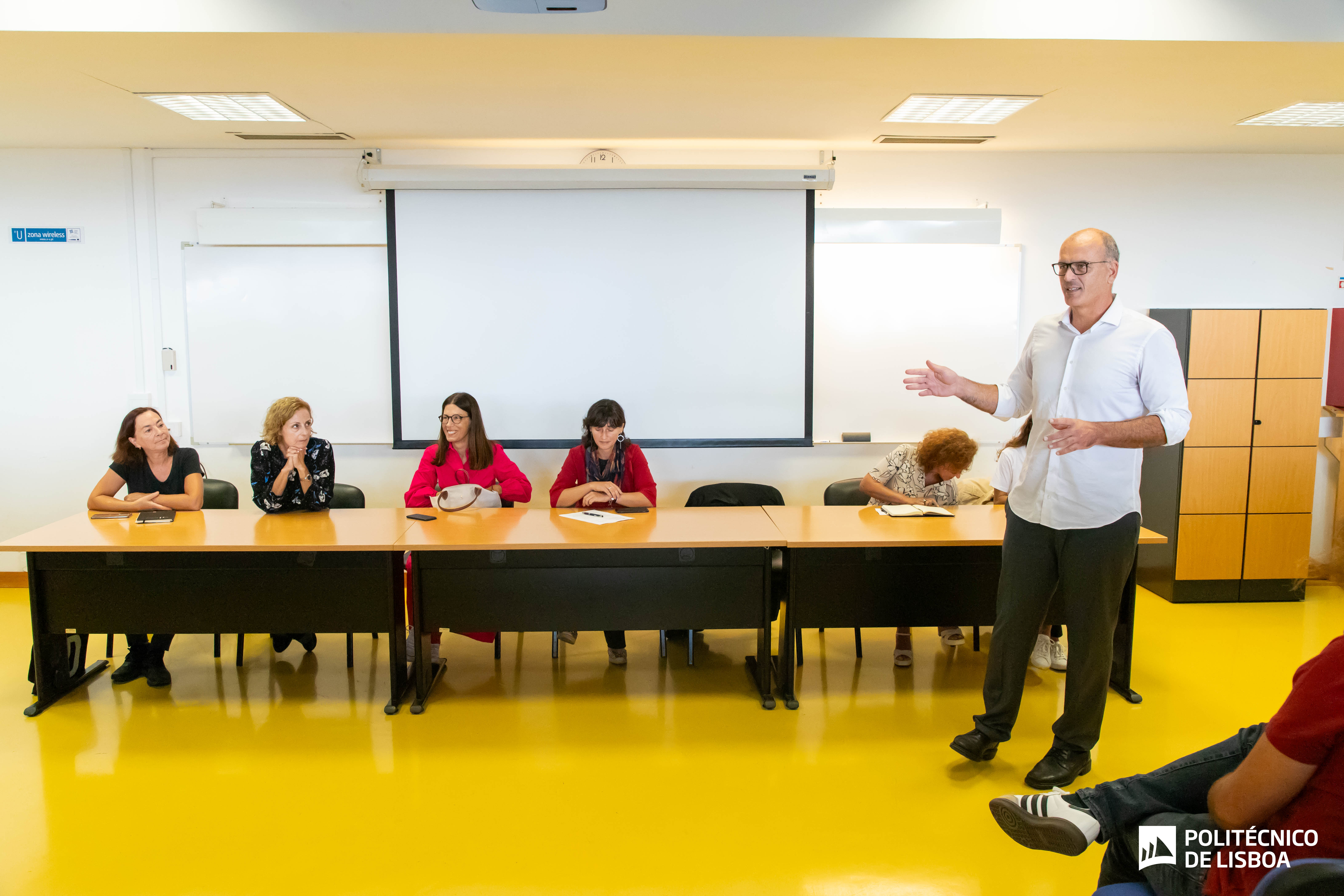 Diretor em discurso com docentes convidados na mesa