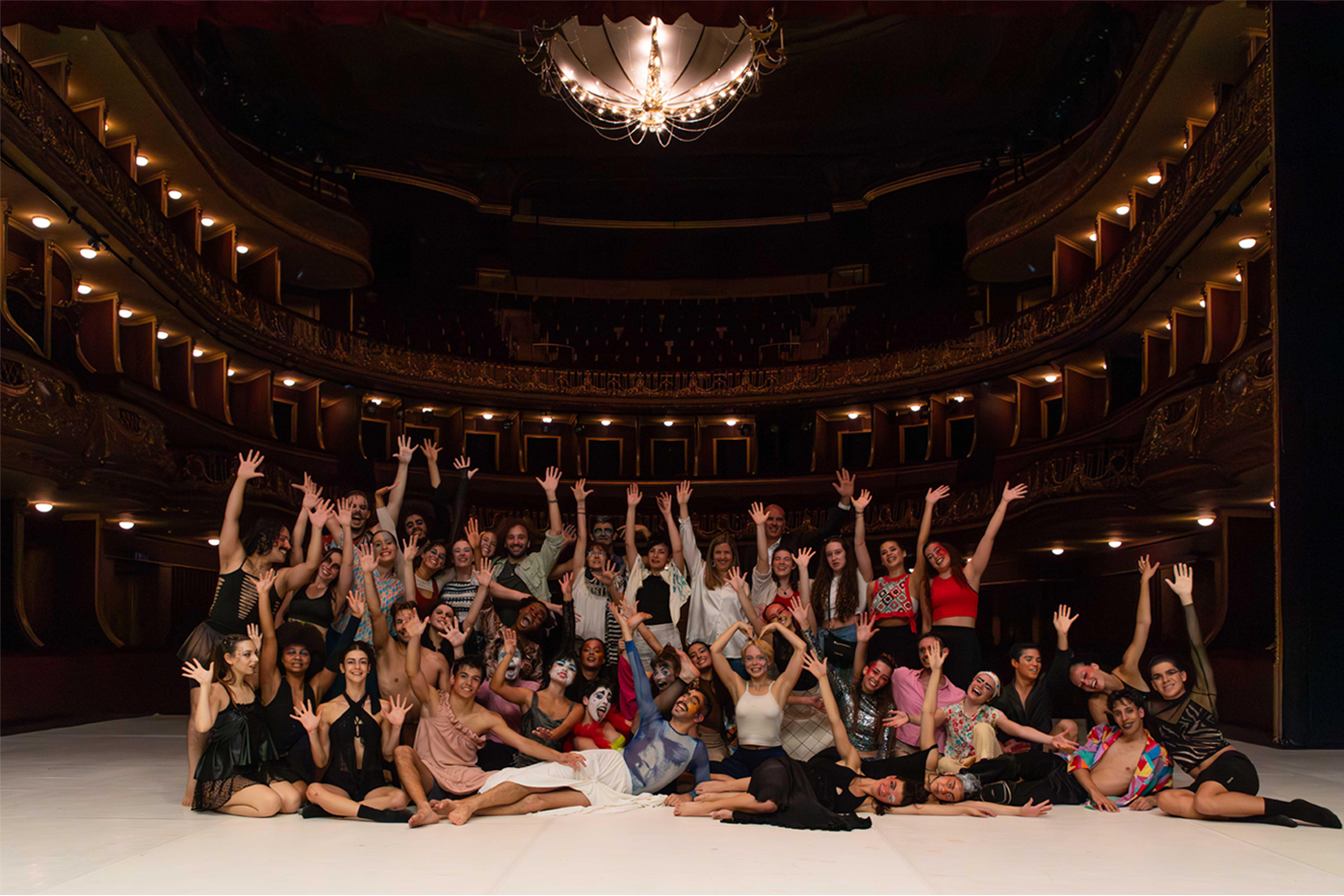 alunos ESD, bailarinos Batimento em palco no final do espetáculo