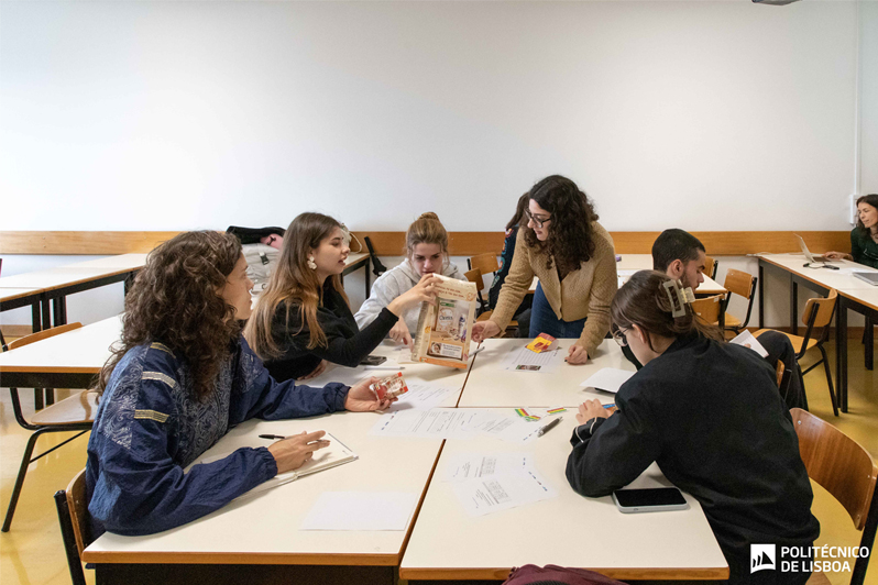 docente a explicar leitura rótulos