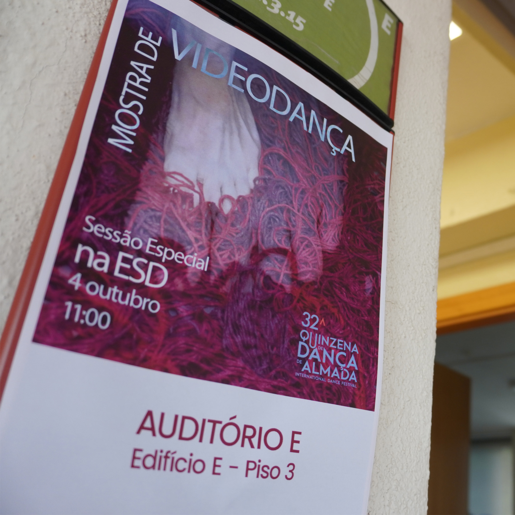 cartaz na entrada da sessão