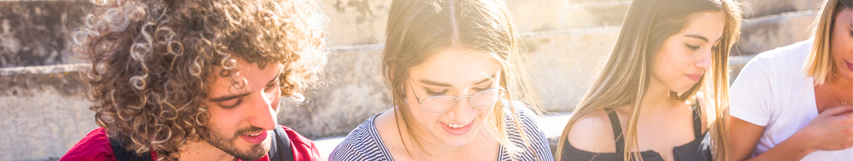 Estudantes a lerem livro turstico