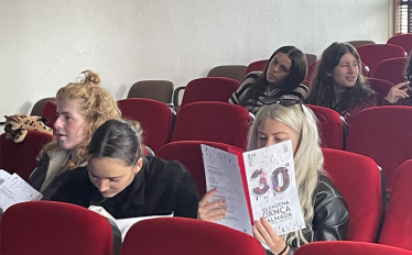 alunas sentadas no auditório