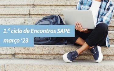 estudante sentado nos degraus