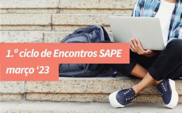 estudante sentado na escadaria