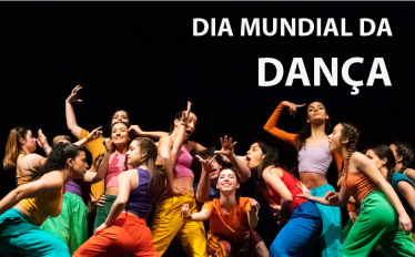 grupo de bailarinas em palco com roupas multicores