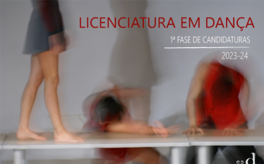 bailarinas a dançar em cima de uma mesa
