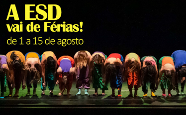 bailarinos em palco em agradecimento 