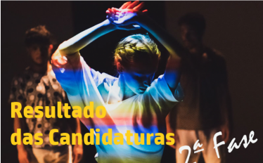 bailarina com reflexo cores arco iris no figurino