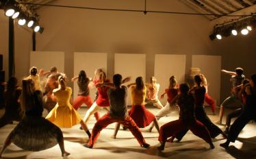 grupo de bailarinos em palco 