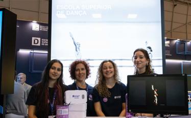 alunas no stand da ESD na Futurália