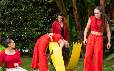 bailarinas em performance no jardim