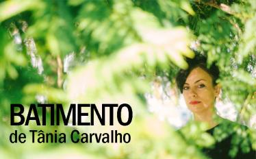 Foto de Tânia Carvalho atrás de folhagens