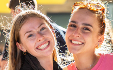 duas estudantes a sorrir