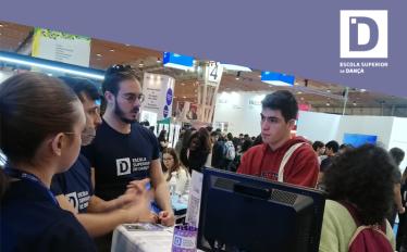 estudantes no stand da ESD