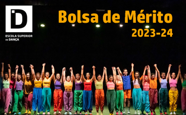 bailarinos em linha, braços em cima para agradecimento em palco