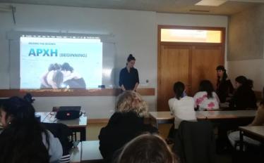 alunos em sala a assistir a videodança